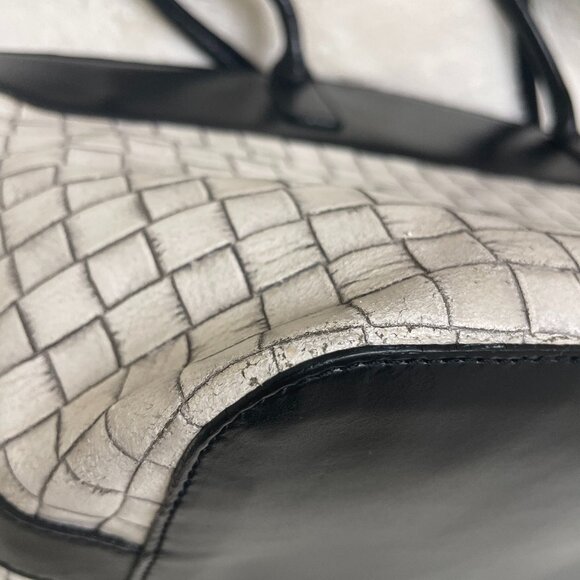 Beautiful, Sophisticated Black/Cream 2-toned Leather Woven Textured Purse by Kem - Picture 11 of 14